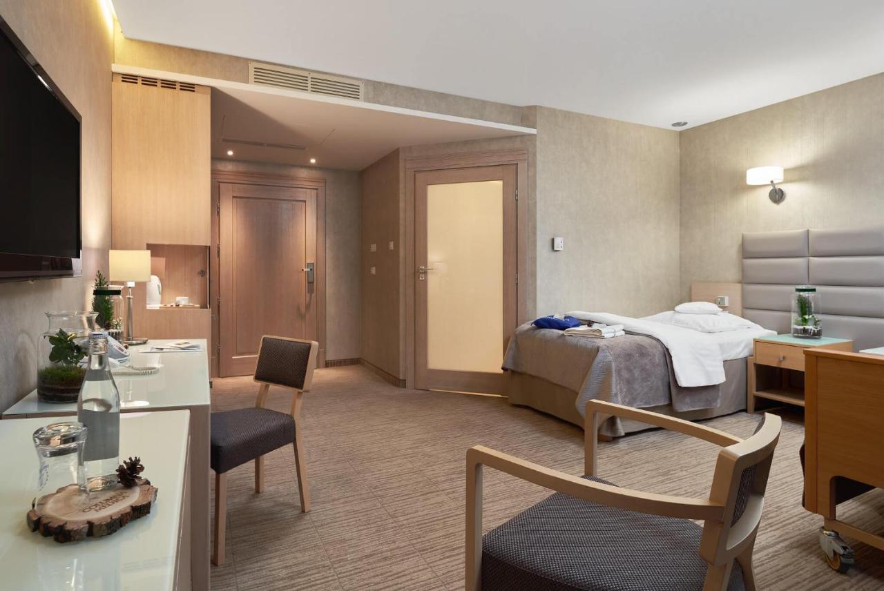 Hotel Columna Medica à Łask Extérieur photo