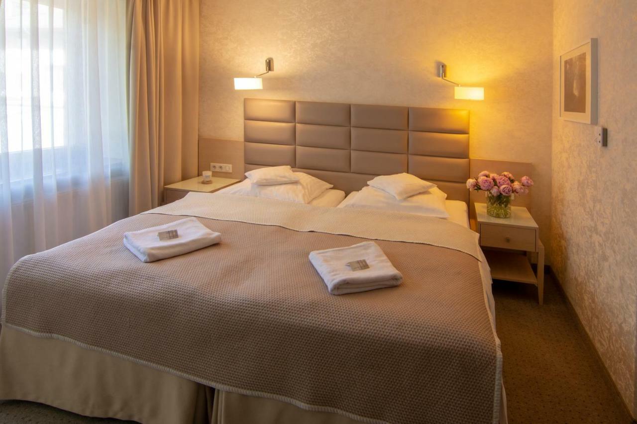 Hotel Columna Medica à Łask Extérieur photo