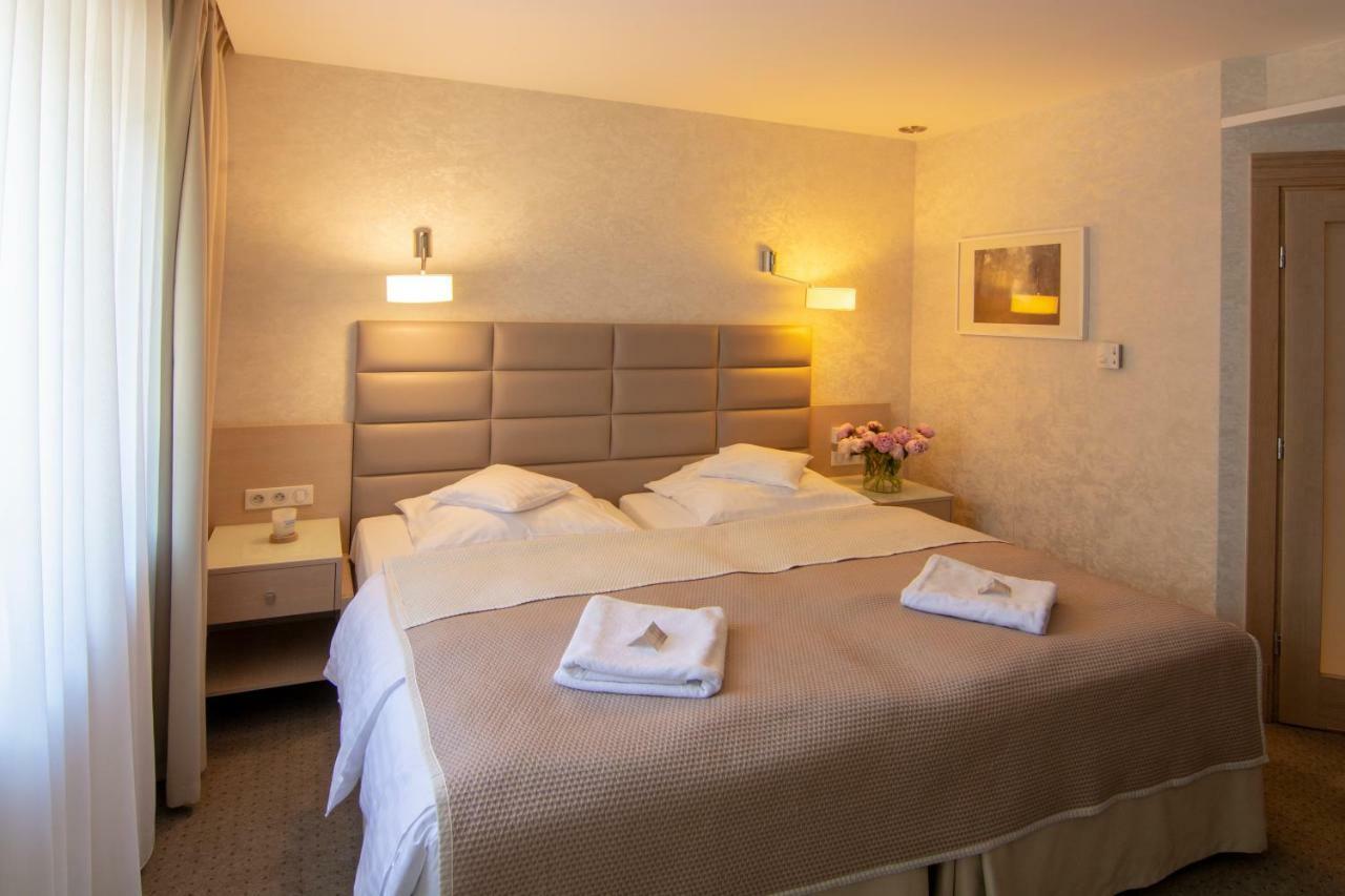 Hotel Columna Medica à Łask Extérieur photo
