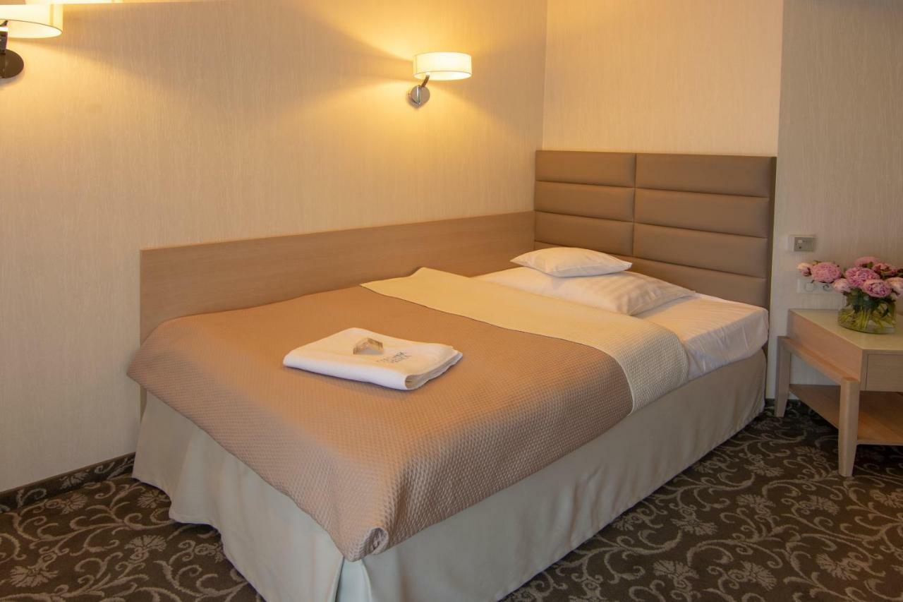 Hotel Columna Medica à Łask Extérieur photo